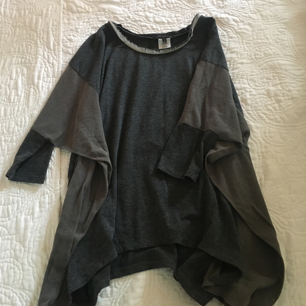 Cute top! Flows well, great for layering!